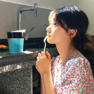他很怪，他是我爸爸